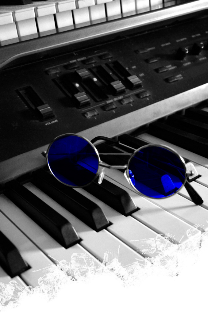 Keyboard mit einer blauen Brille auf den Tasten