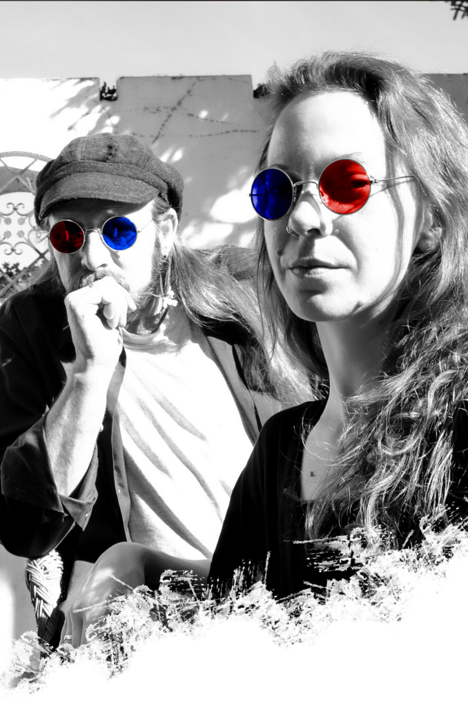 Nils und Conny von EinZ, Schwarz-Weiß-Foto mit blauer und roter Brille